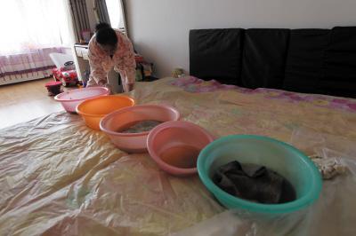 临高楼上漏水，住户失联，小区没物管，业主维权难！律师来支招……